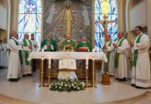 Biskup predvodio u Davoru molitveni spomen prigodom 25. obljetnice progona banjalučkih Hrvata